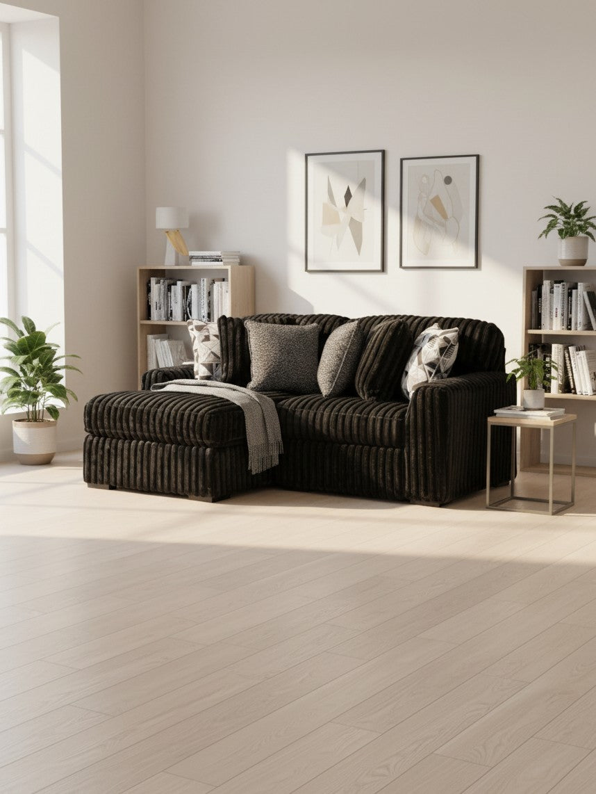 Sofa modulaire TOCO Meubles en velours côtelé noir avec méridienne dans un salon moderne et lumineux
