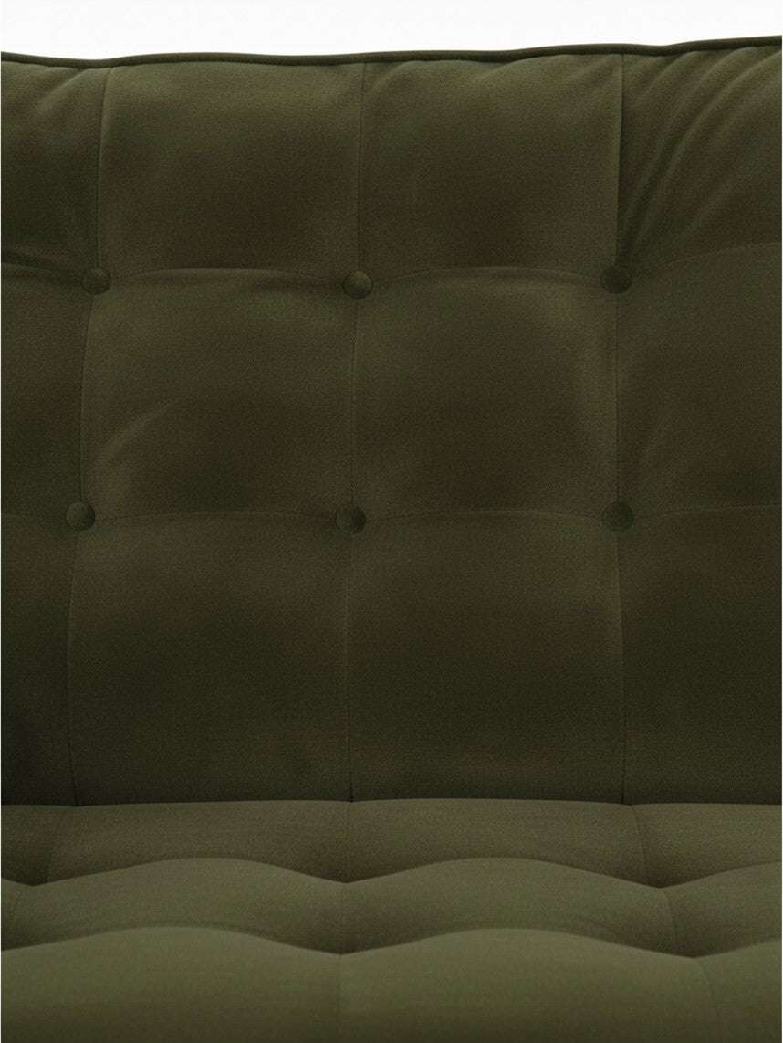 Gros plan sur le dossier capitonné en velours olive du canapé Revo de TOCO Meubles