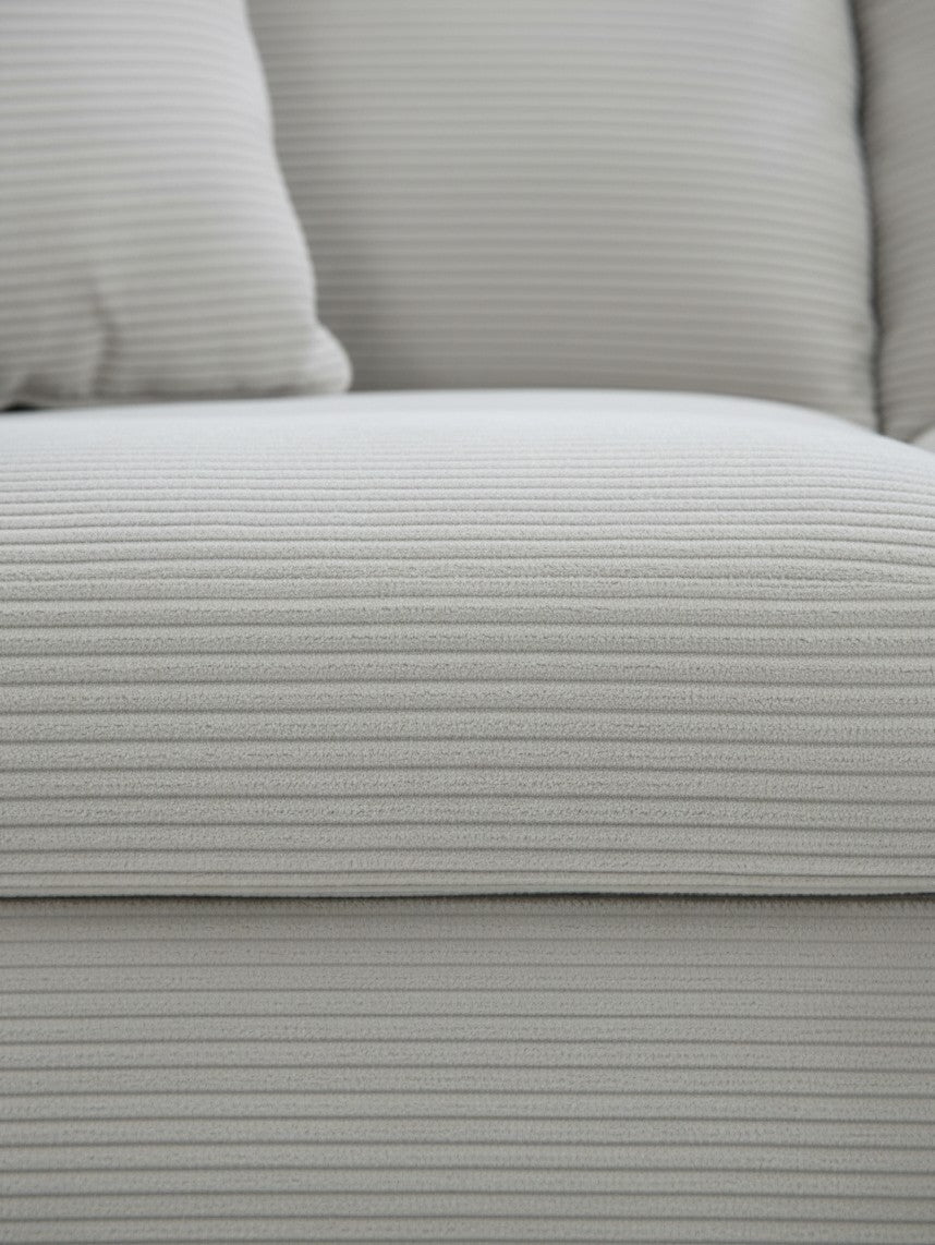 Gros plan sur le tissu en velours côtelé gris clair du canapé sectionnel Aldo de TOCO Meubles