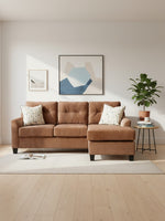 Sofa sectionnel réversible Amita couleur argile par TOCO Meubles avec coussins décoratifs dans un salon moderne