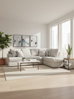 Sofa sectionnel Gaby de TOCO Meubles en tissu beige clair avec coussins décoratifs dans un salon lumineux