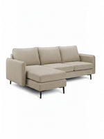 Sofa sectionnel Zahra de TOCO Meubles en tissu beige avec méridienne et pieds fins en métal noir