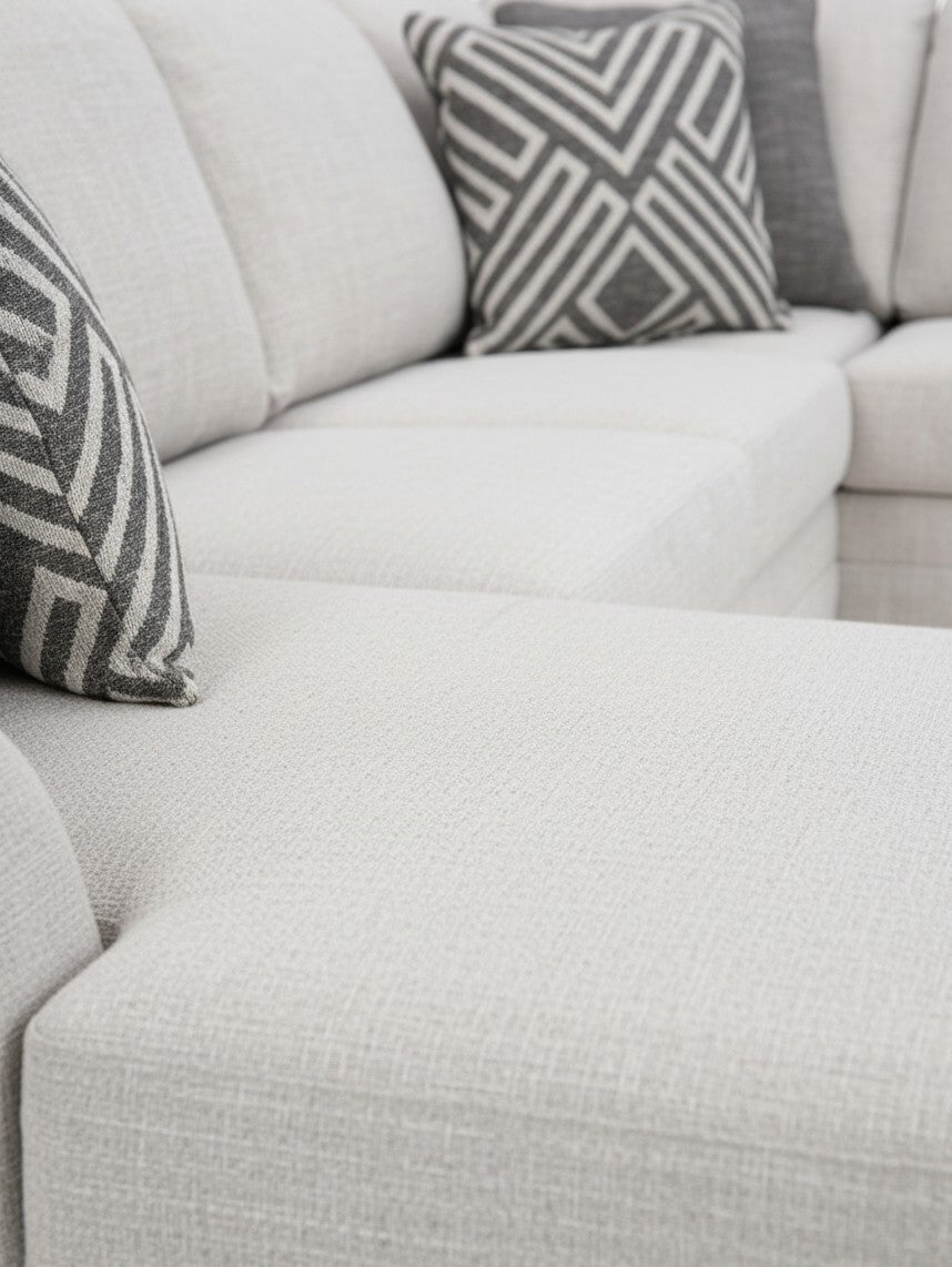 Sofa sectionnel TOCO Meubles Koralynn en tissu beige texturé avec coussins décoratifs à motifs géométriques gris
