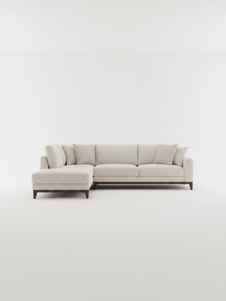 Sofa sectionnel Calvi beige de TOCO Meubles avec méridienne et pieds en bois foncé sur fond blanc