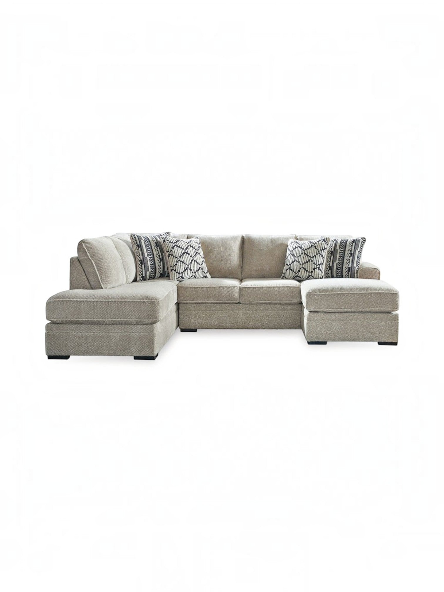 Sofa sectionnel Kael beige de TOCO Meubles avec coussins décoratifs à motifs géométriques sur fond blanc