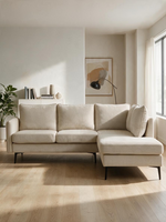 Sofa sectionnel Prince TOCO Meubles en tissu beige avec méridienne et pieds en métal noir dans un salon moderne