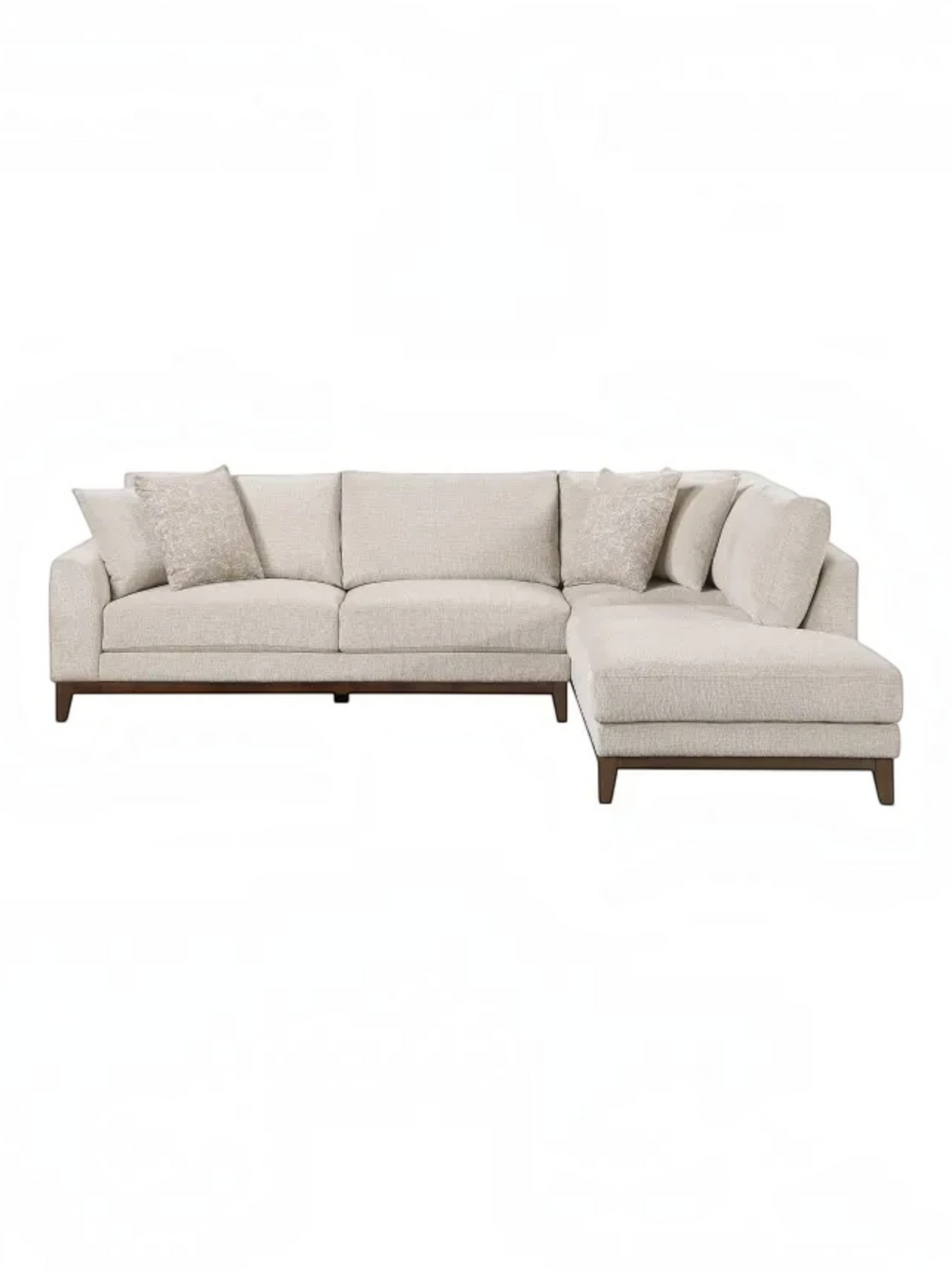 Sofa sectionnel Calvi de TOCO Meubles en tissu chenille beige avec coussins décoratifs et pattes en bois brun foncé.