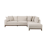 Sofa sectionnel Calvi de TOCO Meubles en tissu chenille beige avec coussins décoratifs et pattes en bois foncé.