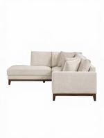 Sofa sectionnel Calvi de TOCO Meubles en tissu chenille beige avec coussins décoratifs et pieds en bois brun foncé