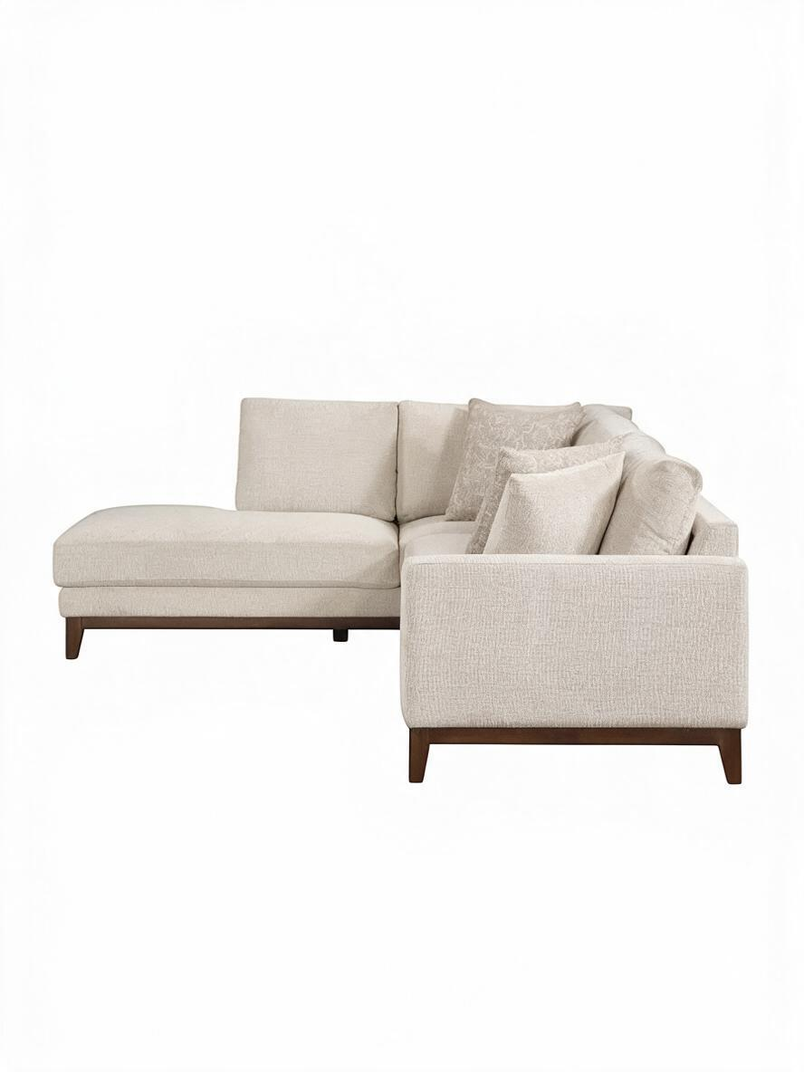 Sofa sectionnel Calvi de TOCO Meubles en tissu chenille beige avec coussins décoratifs et pieds en bois brun foncé