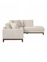 Sofa sectionnel Calvi de TOCO Meubles en tissu chenille beige avec coussins décoratifs et pattes en bois brun foncé.