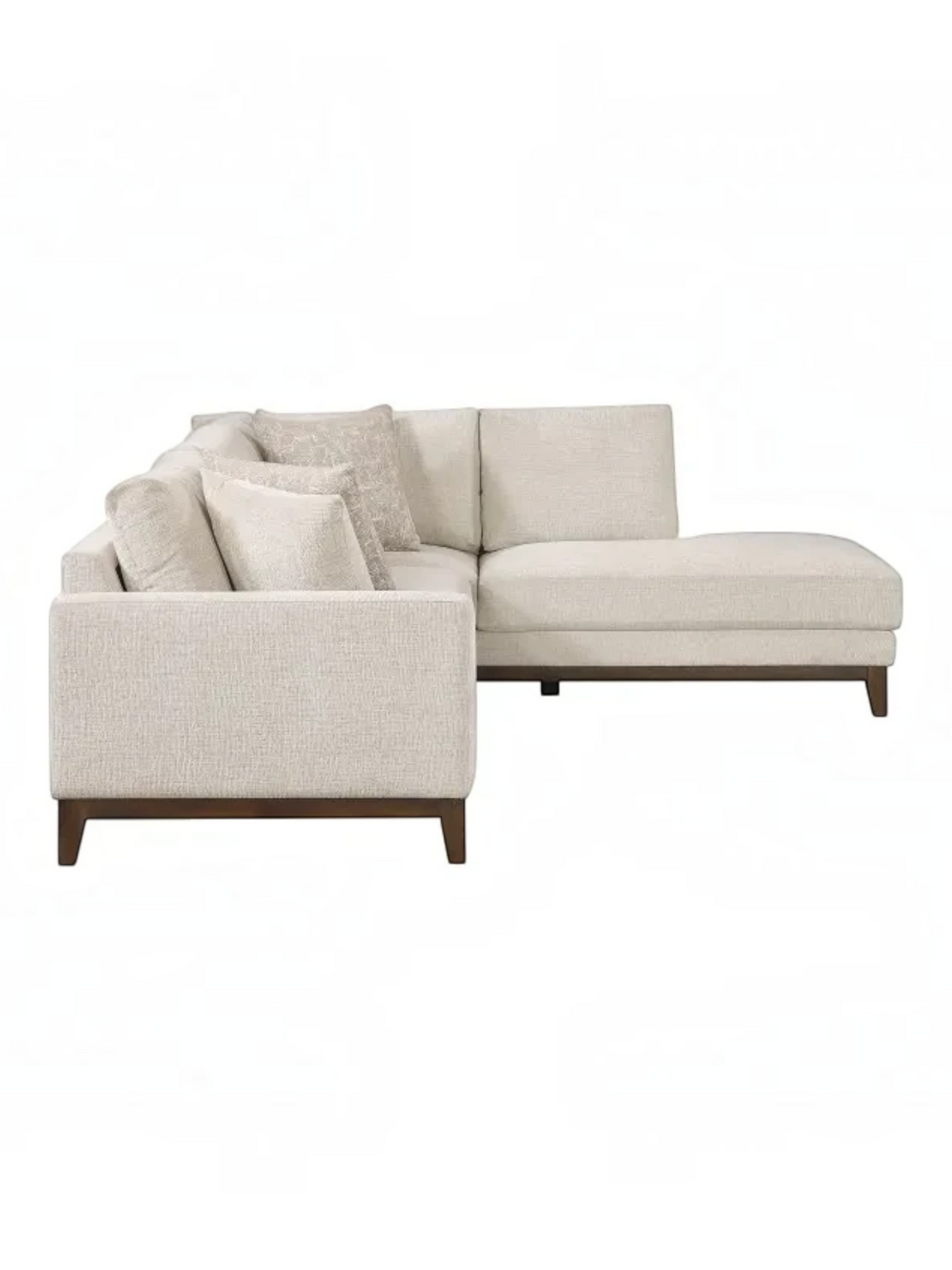 Sofa sectionnel Calvi de TOCO Meubles en tissu chenille beige avec coussins décoratifs et pattes en bois brun foncé.