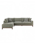 Sofa sectionnel Calvi de TOCO Meubles en tissu chenille gris-vert avec coussins décoratifs et pieds en bois foncé.