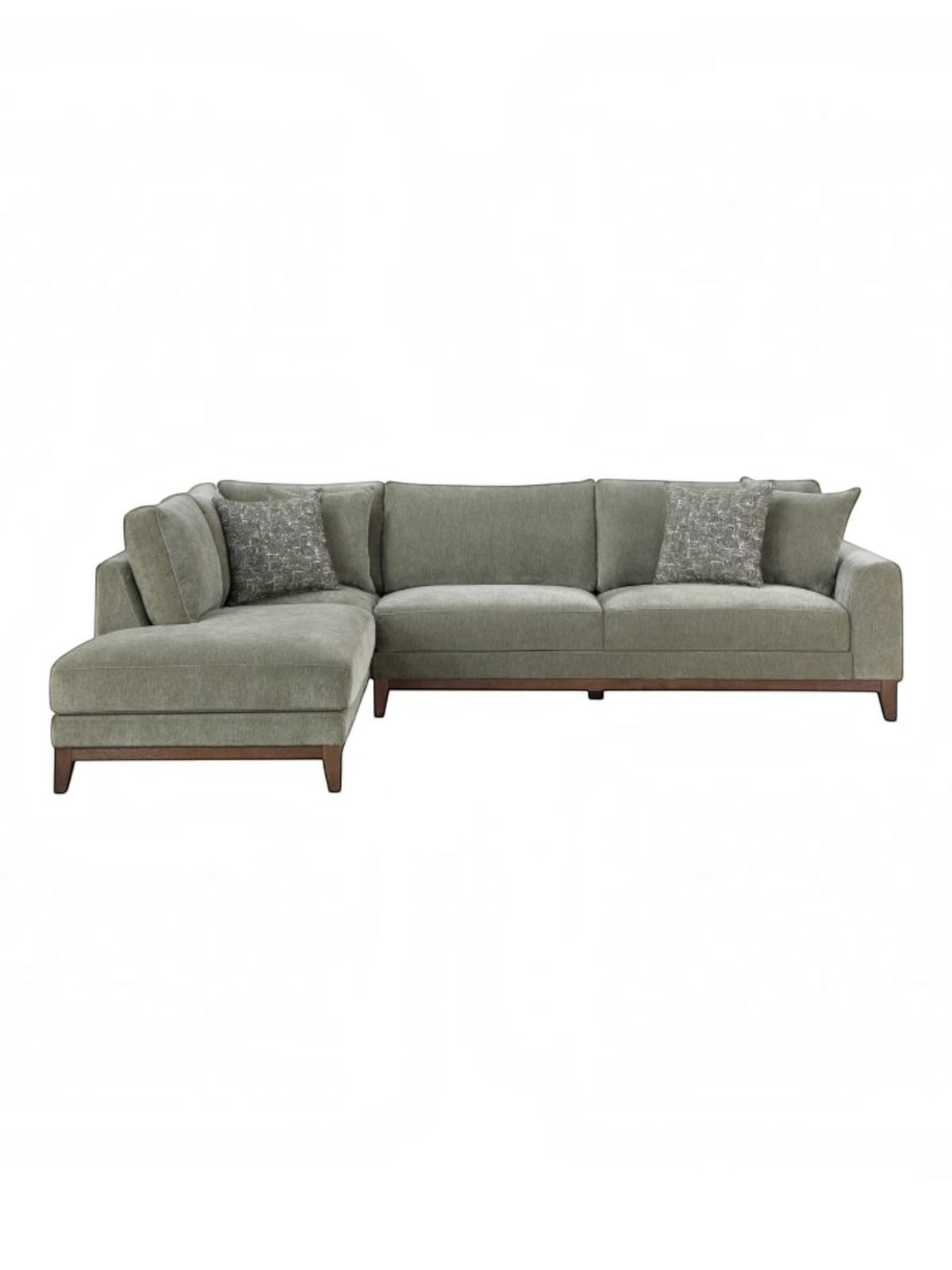 Sofa sectionnel Calvi de TOCO Meubles en tissu chenille gris-vert avec coussins décoratifs et pieds en bois foncé.