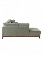Vue latérale du sofa sectionnel Calvi de TOCO Meubles en tissu chenille gris avec pattes en bois brun foncé.