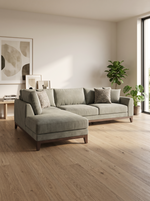 Sofa sectionnel Calvi de TOCO Meubles en tissu chenille gris avec coussins décoratifs dans un salon moderne.