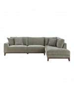 Sofa sectionnel Calvi de TOCO Meubles en tissu chenille vert avec pieds en bois foncé et coussins décoratifs inclus.