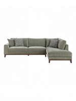 Sofa sectionnel Calvi de TOCO Meubles en tissu chenille vert avec coussins décoratifs et pattes en bois brun foncé