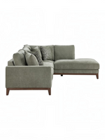 Sofa sectionnel Calvi de TOCO Meubles en tissu chenille vert avec coussins décoratifs et pattes en bois brun foncé.