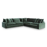 Sofa sectionnel Elliott vert forêt en velours de TOCO Meubles, avec coussins moelleux et accoudoirs bas.
