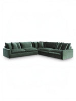 Sofa sectionnel Elliott vert forêt en velours de TOCO Meubles, avec coussins moelleux et accoudoirs bas.