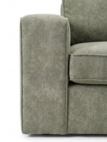 Gros plan sur l'accoudoir et l'assise du sofa sectionnel Forest vert sauge personnalisable chez TOCO Meubles
