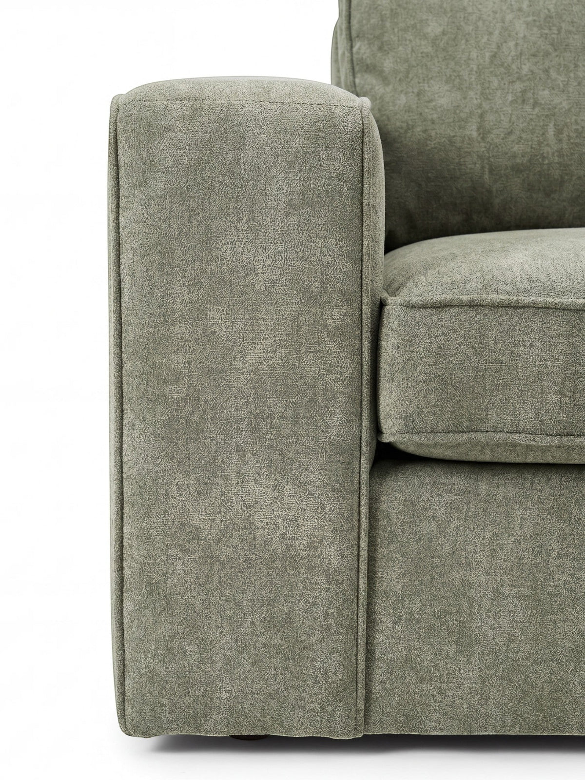 Gros plan sur l'accoudoir et l'assise du sofa sectionnel Forest vert sauge personnalisable chez TOCO Meubles