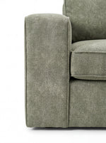 Gros plan sur l'accoudoir et l'assise du sofa sectionnel Forest vert sauge personnalisable chez TOCO Meubles