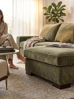 Sofa sectionnel Forest TOCO Meubles en velours vert olive avec repose-pieds dans un salon lumineux et moderne