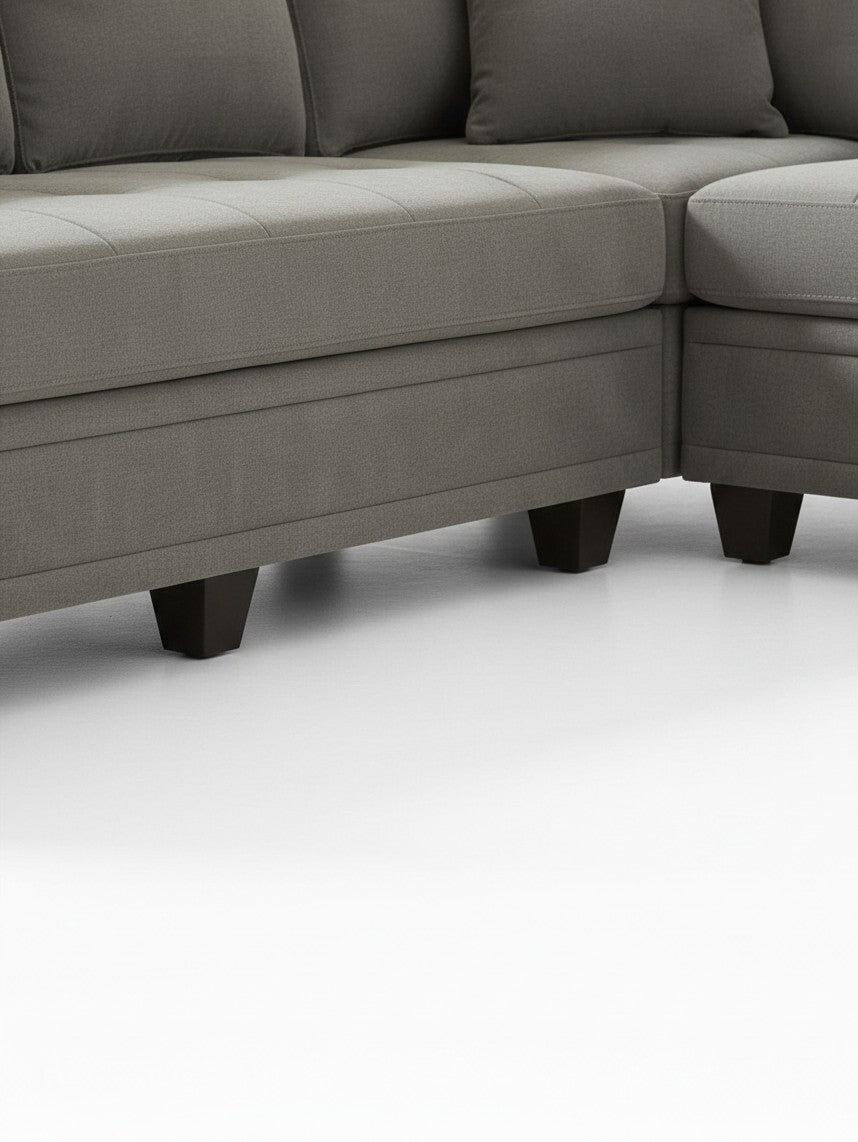 Sofa sectionnel Kelsy gris en chenille avec pieds en bois foncé, proposé par TOCO Meubles