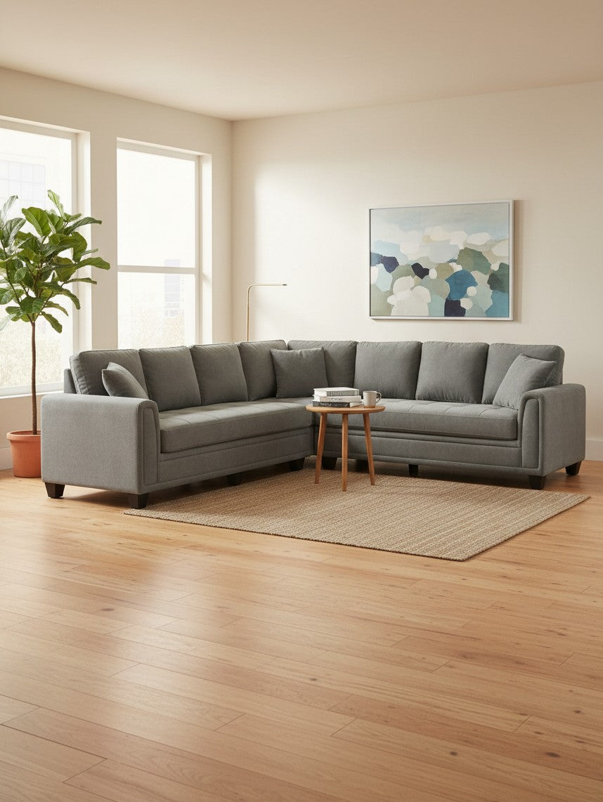Sofa sectionnel Kelsy gris en chenille avec deux coussins, présenté dans un salon moderne par TOCO Meubles