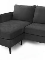 Sofa sectionnel Mateo gris foncé en tissu côtelé avec pieds noirs, proposé par TOCO Meubles.