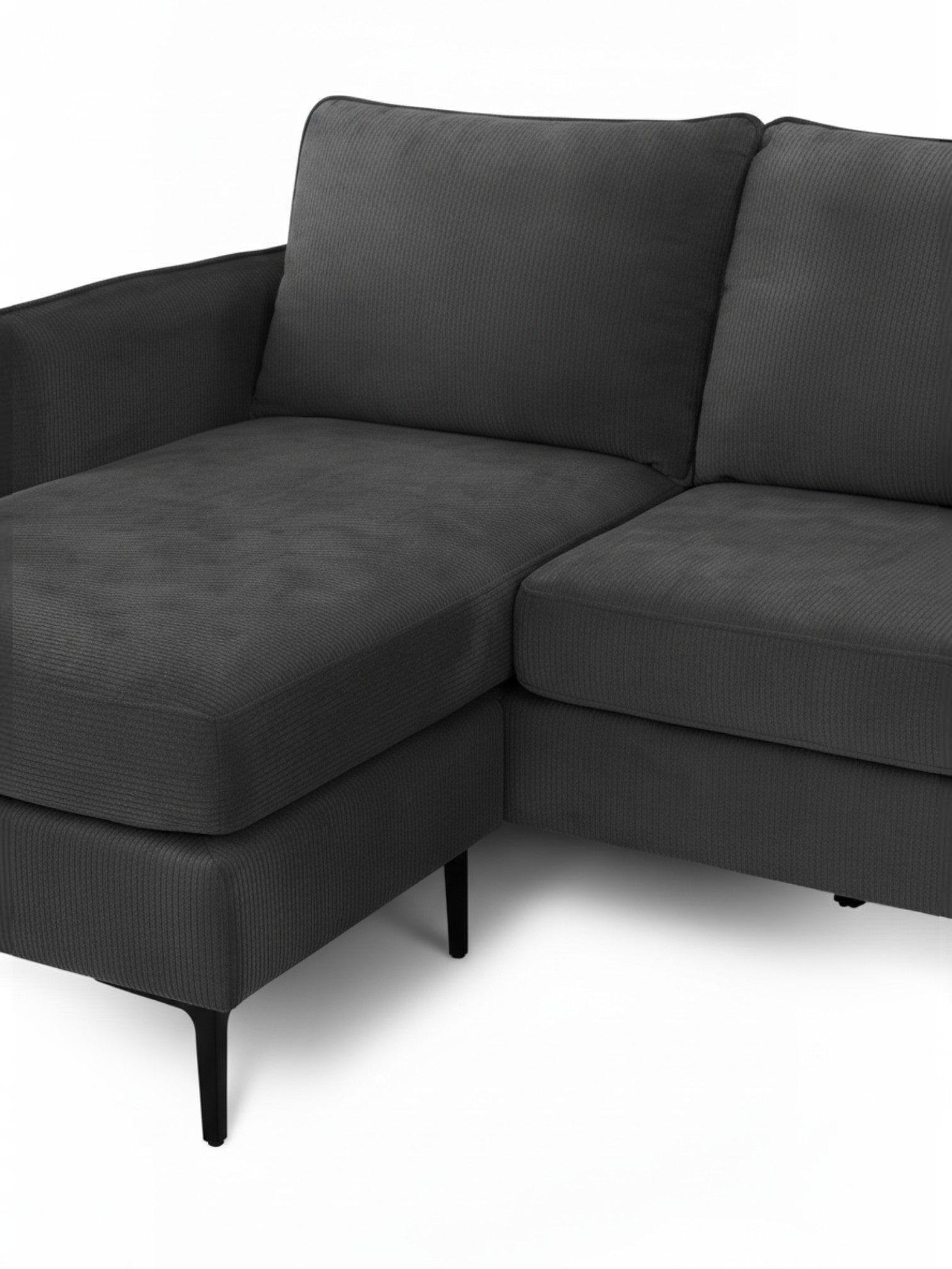 Sofa sectionnel Mateo gris foncé en tissu côtelé avec pieds noirs, proposé par TOCO Meubles.