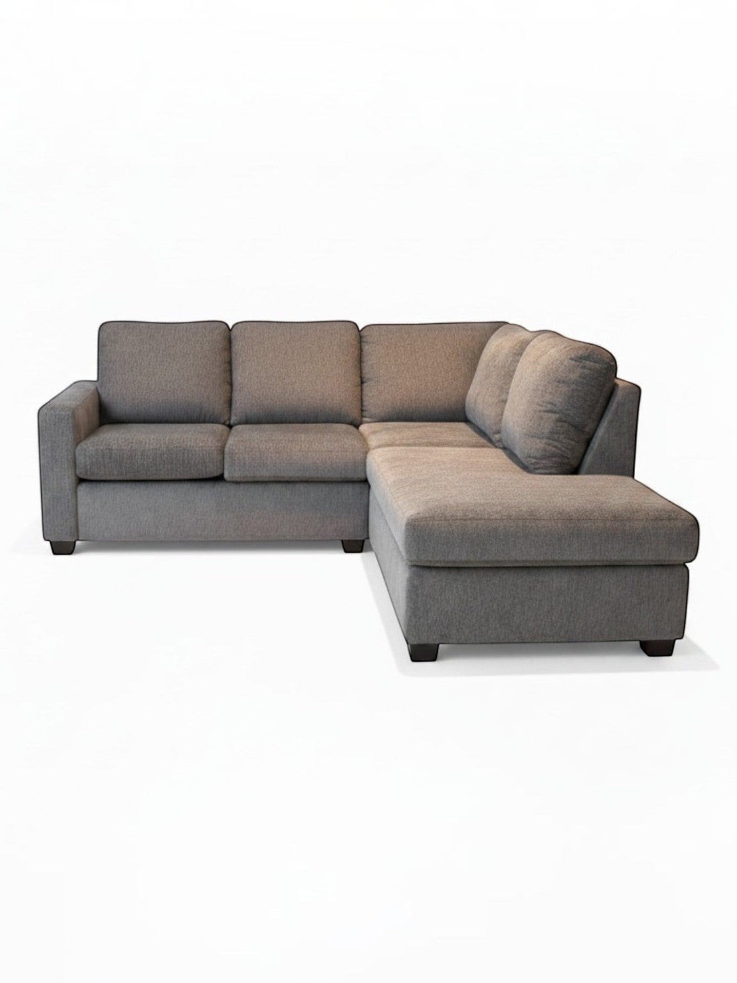 Sofa sectionnel gris Colonel de TOCO Meubles avec méridienne, design moderne et confortable en tissu texturé.