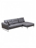 Sofa sectionnel gris TOCO Meubles Louka avec méridienne à droite et quatre coussins décoratifs