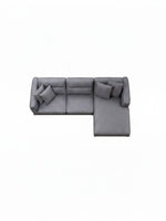 Sofa sectionnel gris TOCO Meubles avec méridienne à droite et quatre coussins décoratifs, vue de dessus
