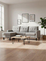 Sofa sectionnel réversible gris Malo de TOCO Meubles dans un salon moderne avec table basse et décoration murale
