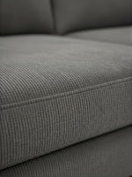 Gros plan sur le tissu texturé gris du sofa sectionnel Neo de TOCO Meubles