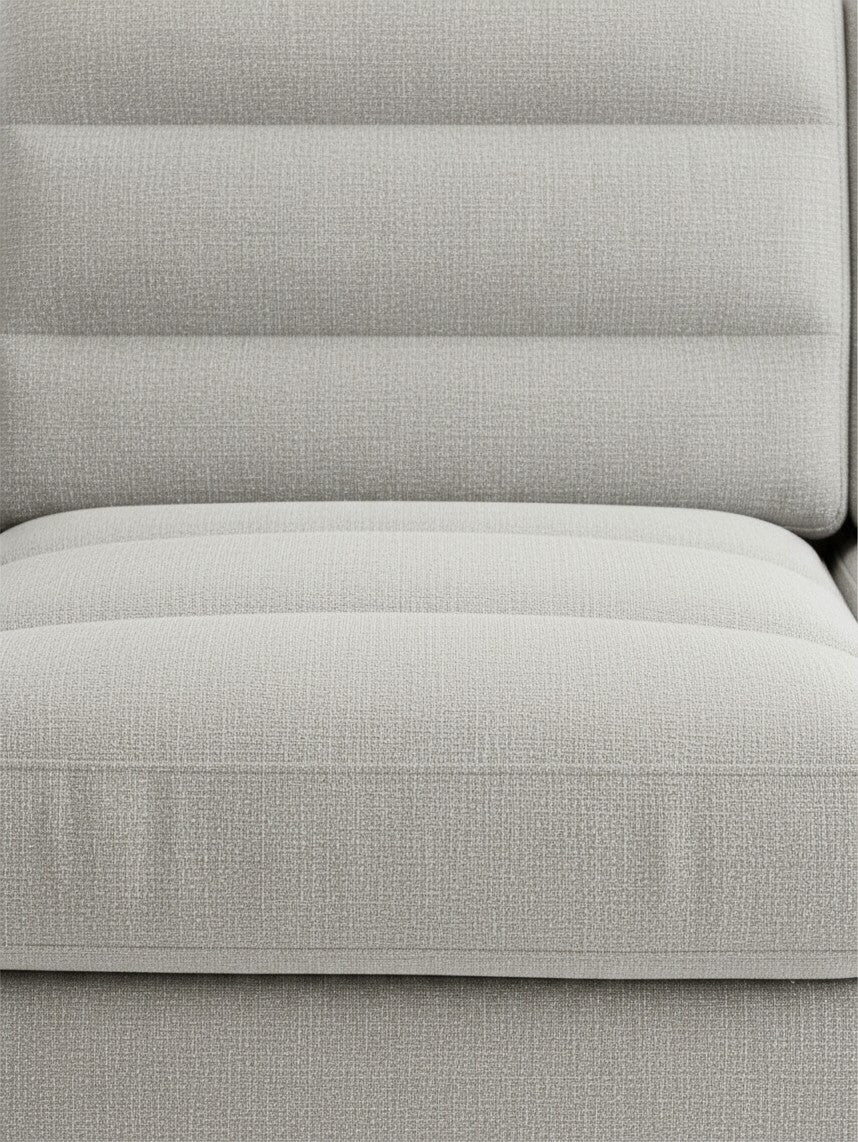 Gros plan sur le revêtement en tissu texturé gris clair du canapé sectionnel Suki de TOCO Meubles