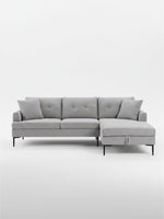 Sofa sectionnel Éden gris par TOCO Meubles avec méridienne, pieds en métal noir et coussins décoratifs