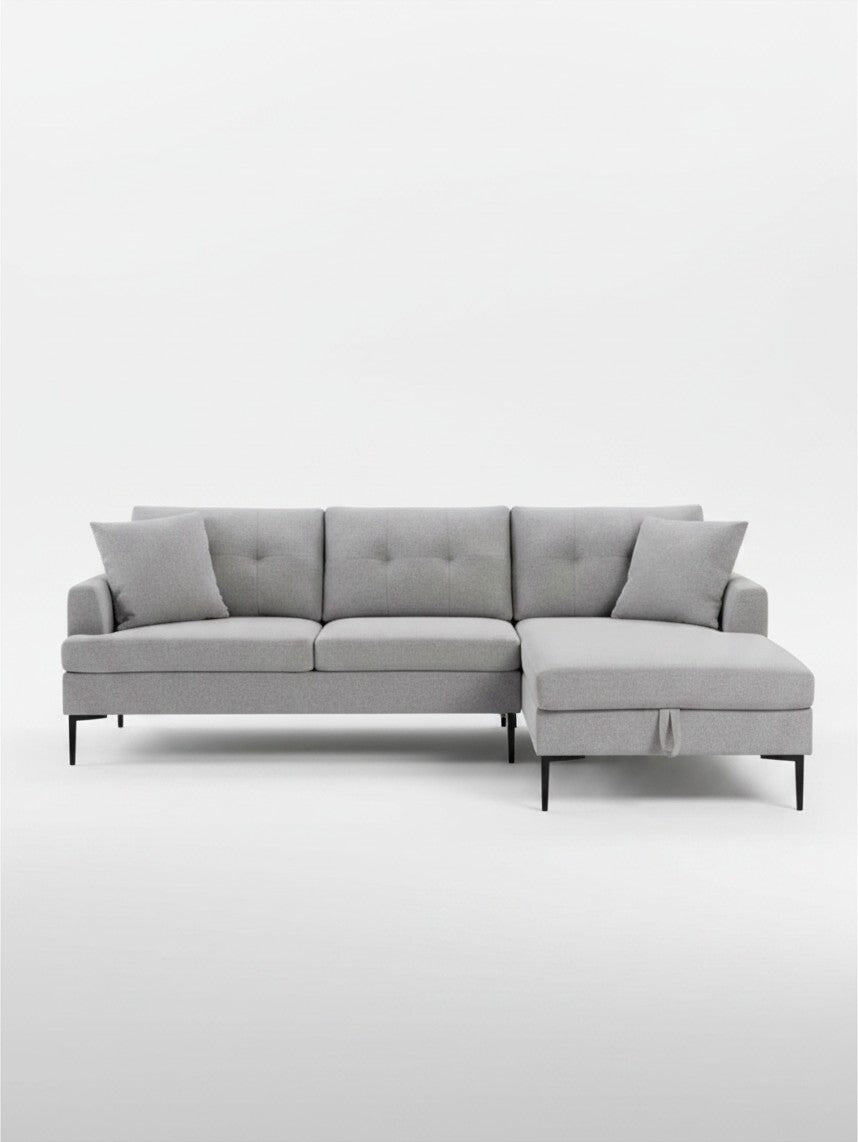 Sofa sectionnel Éden gris par TOCO Meubles avec méridienne, pieds en métal noir et coussins décoratifs