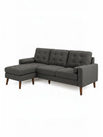 Sofa sectionnel Khamo gris foncé de TOCO Meubles avec méridienne, coussins capitonnés et pieds en bois effilés
