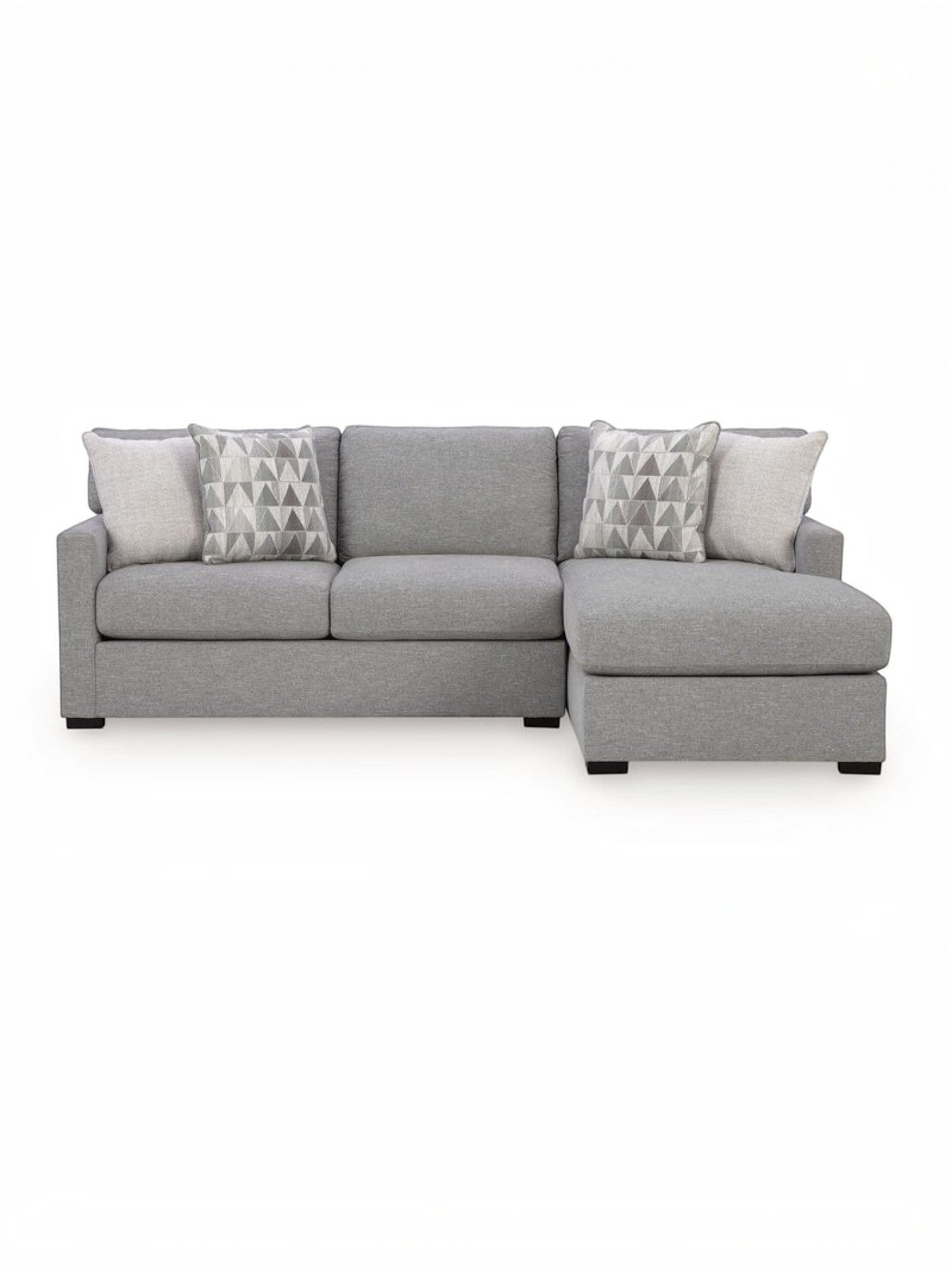 Sofa sectionnel Alba gris par TOCO Meubles avec coussins décoratifs à motifs géométriques sur fond blanc