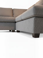 Sofa sectionnel Colonel TOCO Meubles en tissu gris avec pieds en bois foncé sur fond blanc