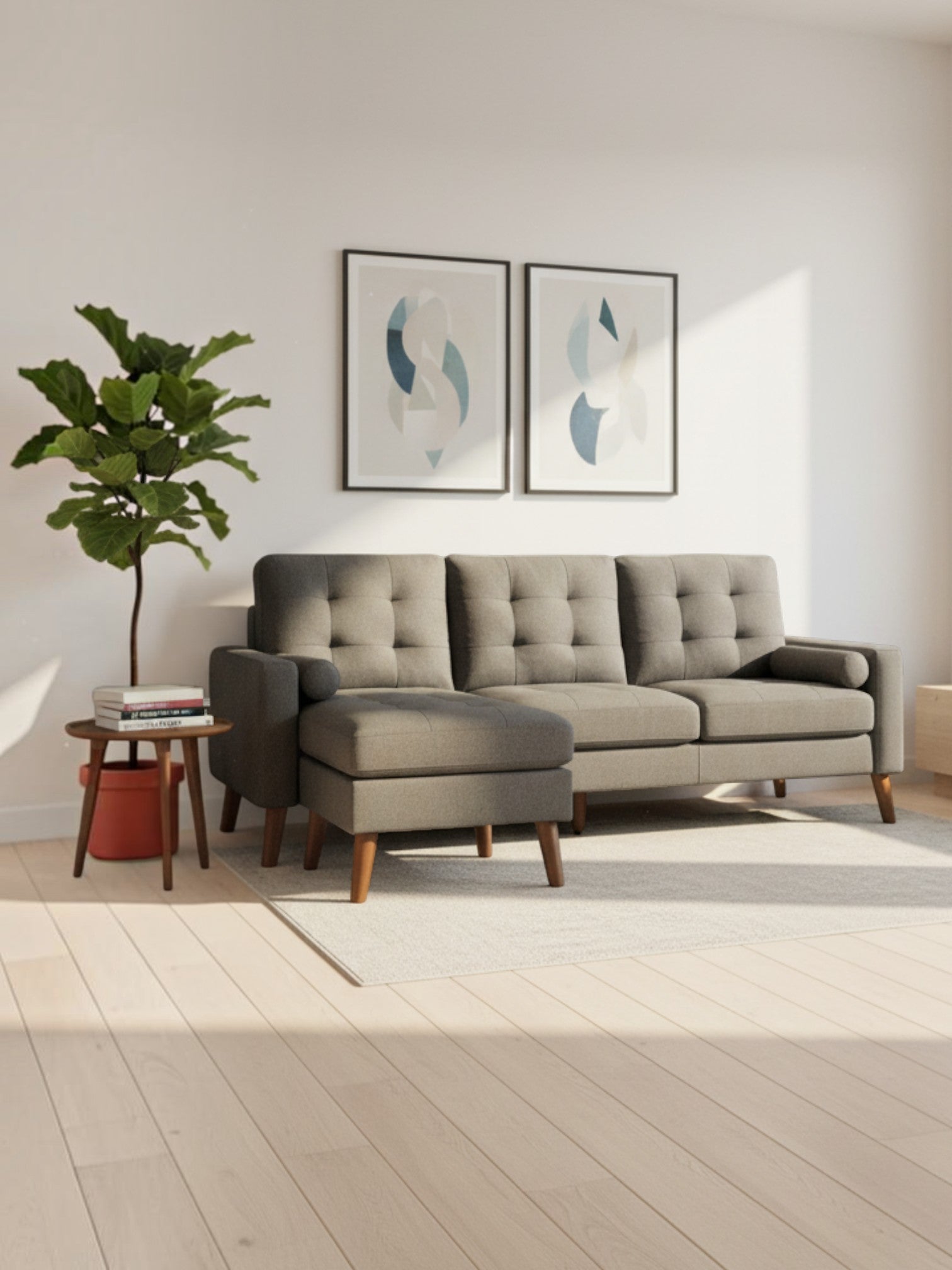 Sofa sectionnel gris Khamo de TOCO Meubles avec méridienne, pieds en bois et design capitonné dans un salon moderne.