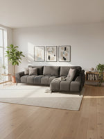 Sofa sectionnel gris TOCO Meubles avec méridienne dans un salon moderne lumineux avec parquet et plantes