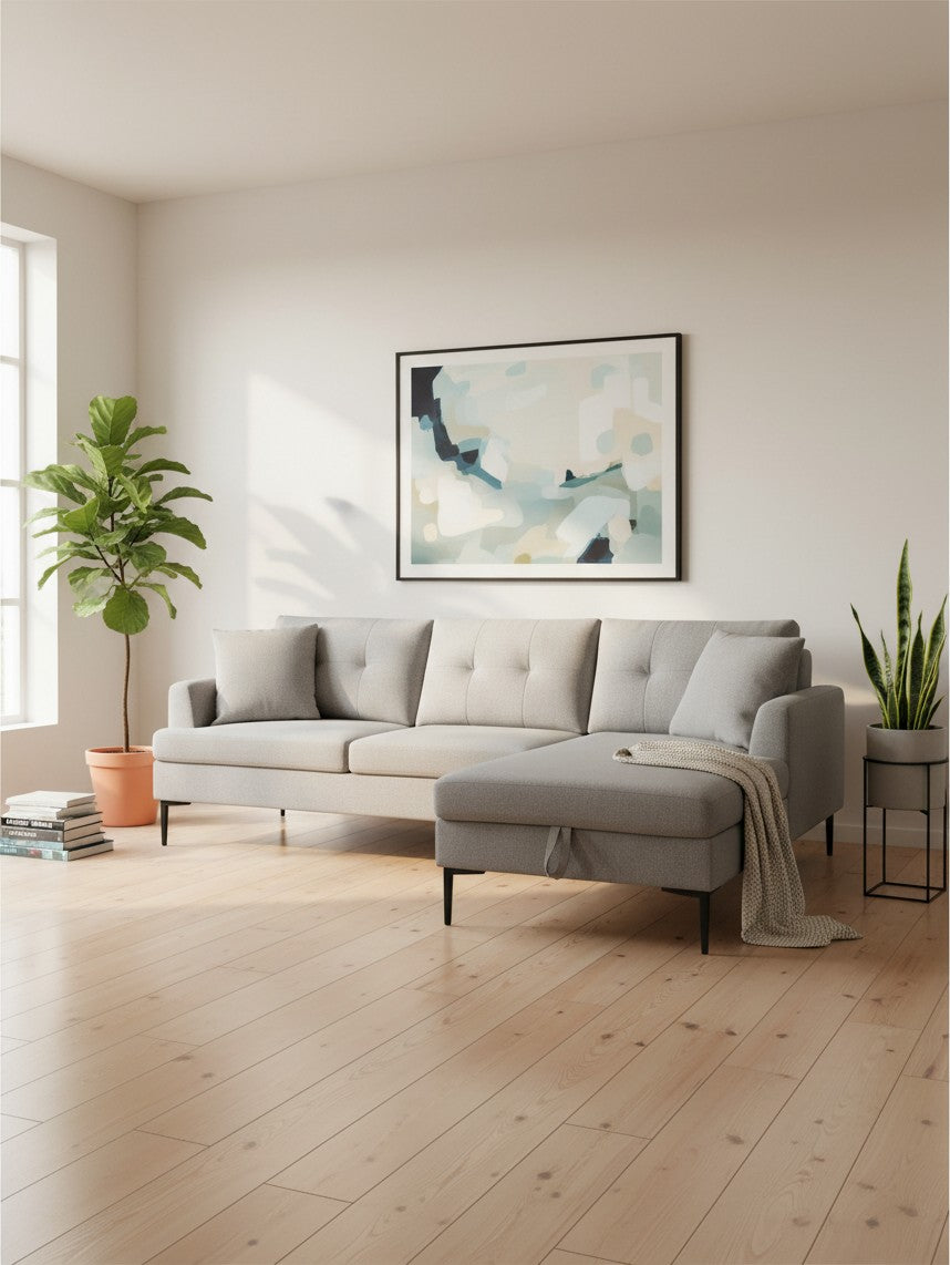 Sofa sectionnel Éden gris de TOCO Meubles avec méridienne dans un salon moderne lumineux avec plantes et cadre