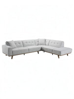Sofa sectionnel TOCO Meubles Célestin gris clair avec dossier capitonné et pieds en bois sur fond blanc