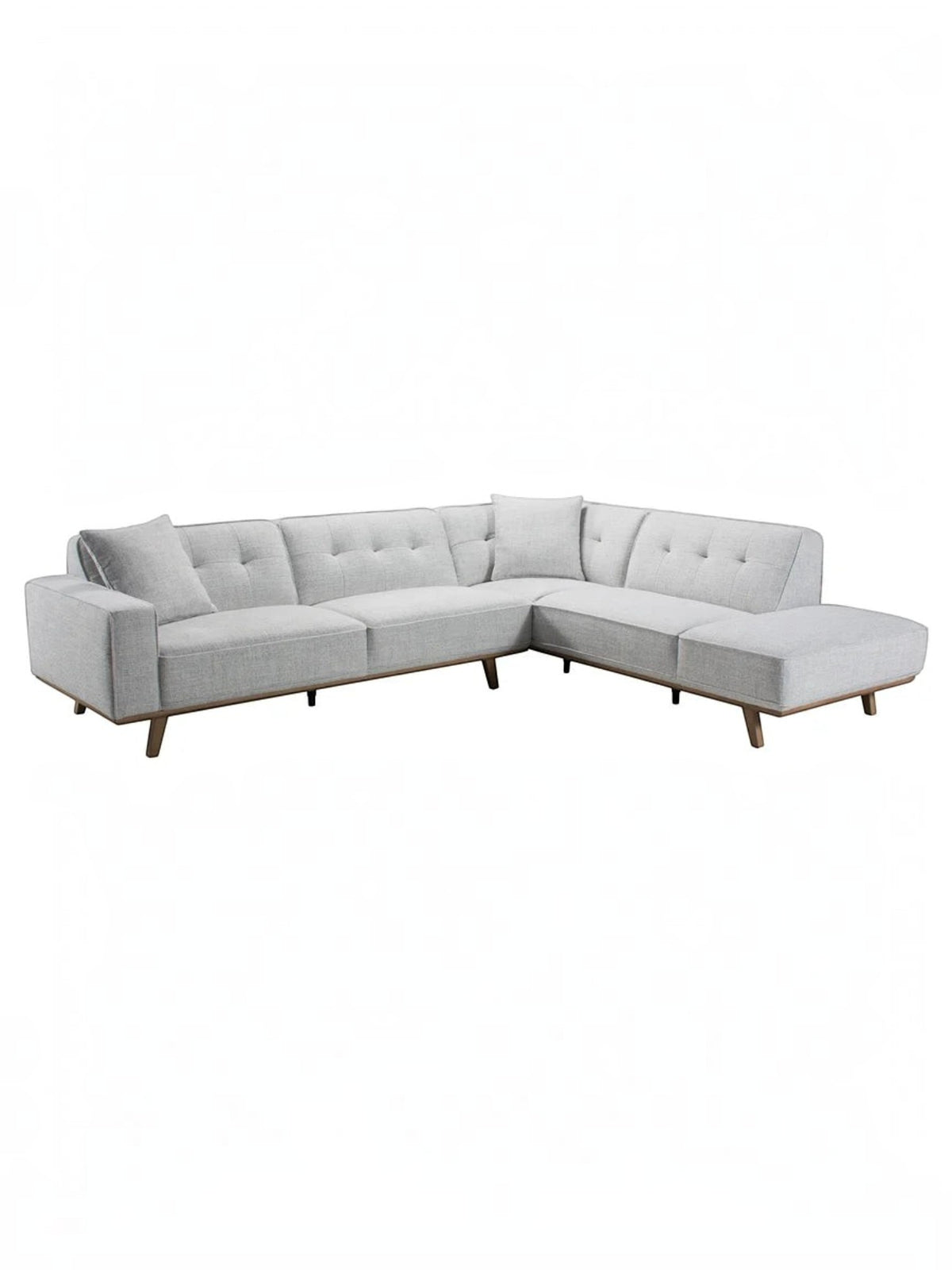 Sofa sectionnel TOCO Meubles Célestin gris clair avec dossier capitonné et pieds en bois sur fond blanc