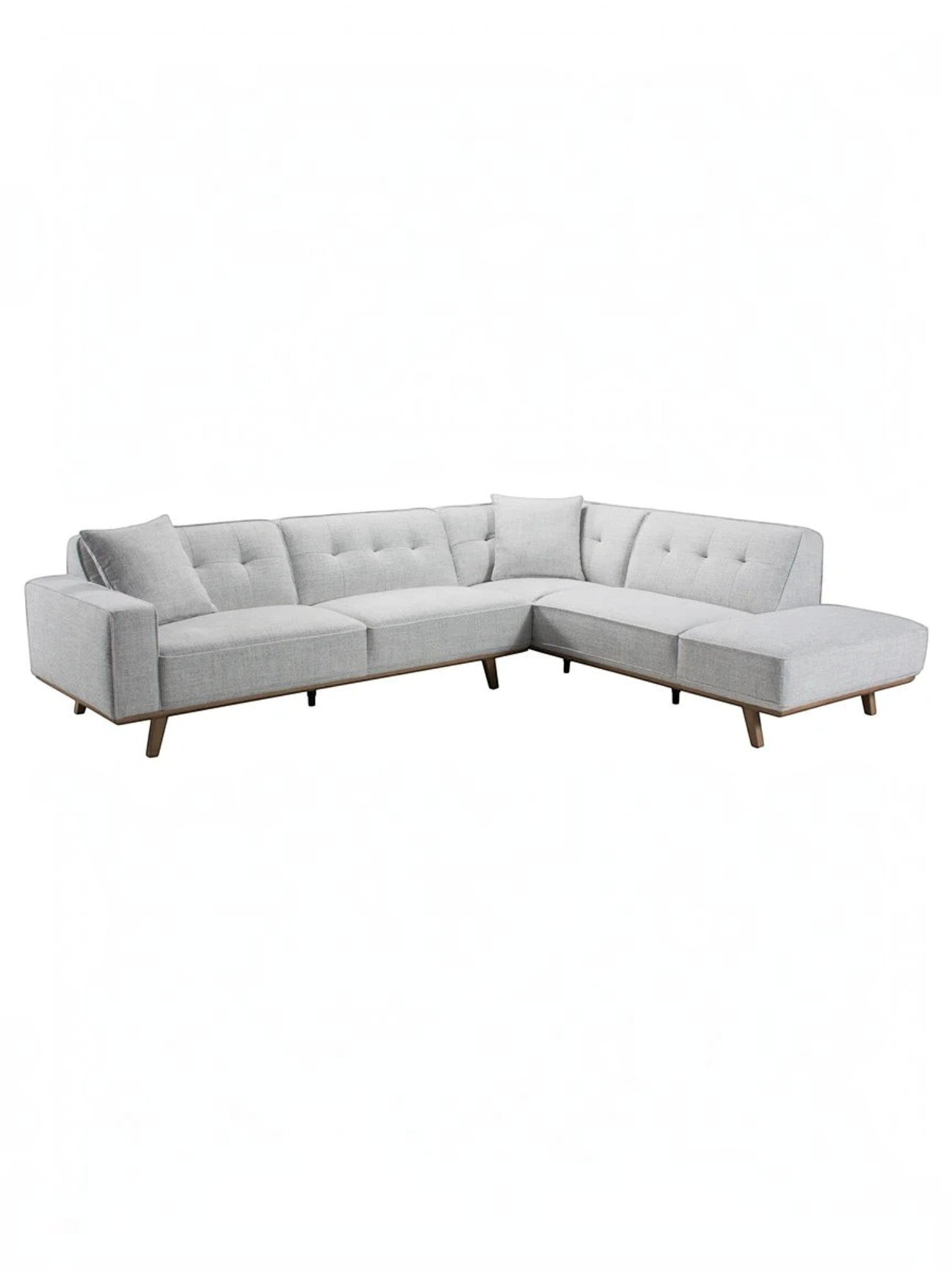 Sofa sectionnel TOCO Meubles Célestin gris clair avec dossier capitonné et pieds en bois sur fond blanc